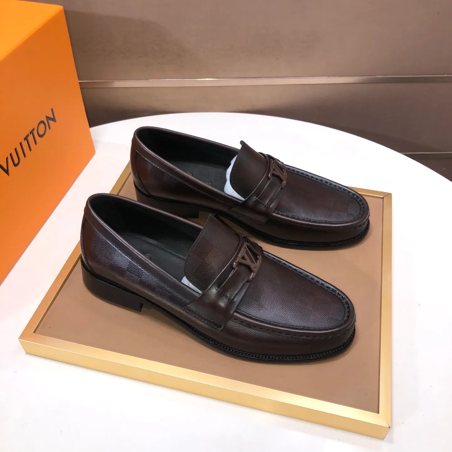 Men's men's shoes💰540💰[LV] (original single cowhide lining)🍀LV's latest genuine leather business suit shoes are available on the official website at the same time. The first-layer cowhide imported from Italy is made of heavy gold, and the official website has a 1:1 rubber outsole. Versatile to wear, high-end without losing class, and the color combination is extraordinary. This four-season style is alluring when worn on your feet, showing off your big-name flair. Standard code 38-45 (45 customized)